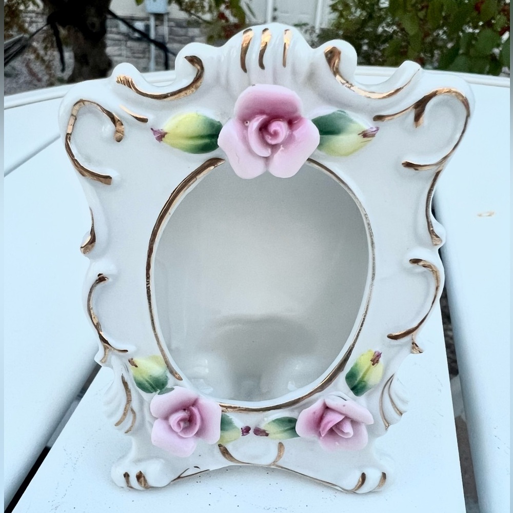 Vintage Ucago Japan small oval ceramic picture frame holds wallet size photo